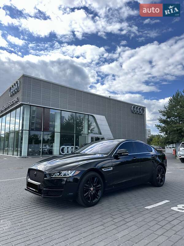 Седан Jaguar XE 2017 в 
