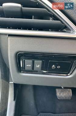 Седан Jaguar XE 2017 в 
