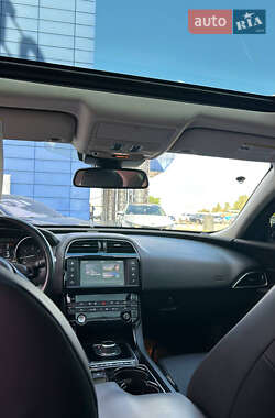 Седан Jaguar XE 2017 в 