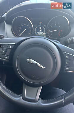 Седан Jaguar XE 2017 в 
