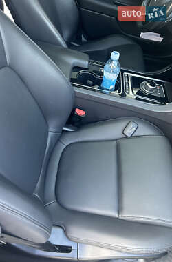 Седан Jaguar XE 2017 в 