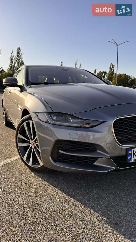 Седан Jaguar XE 2020 в 