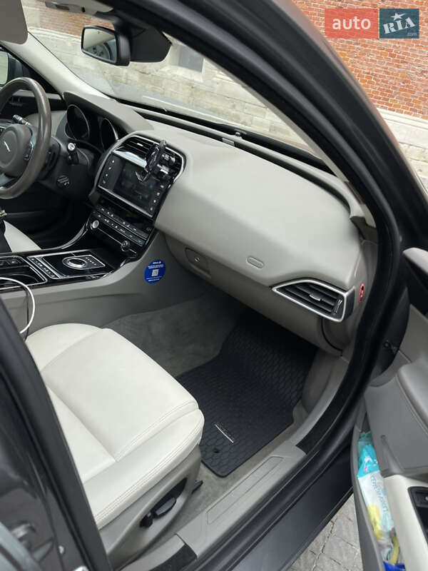 Седан Jaguar XE 2017 в Львове фото 18 Седан Jaguar XE 2017 в Львове