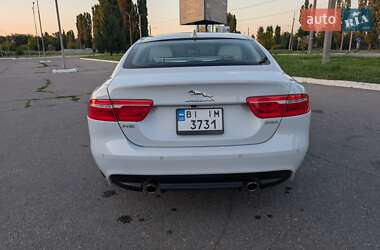 Седан Jaguar XE 2016 в 