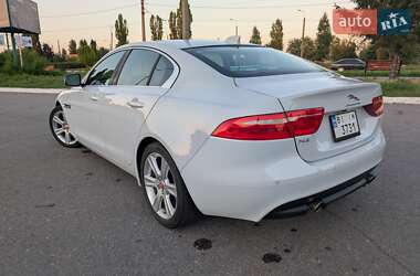 Седан Jaguar XE 2016 в 