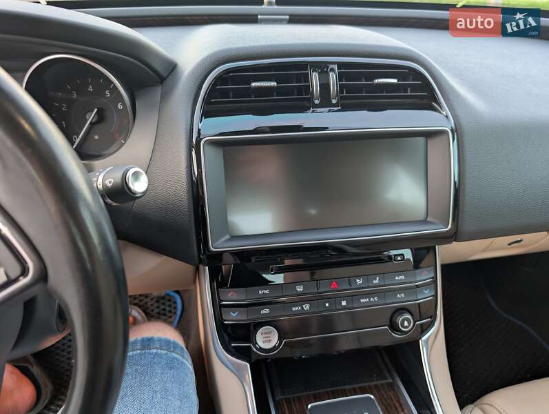 Седан Jaguar XE 2016 в Кременчуге