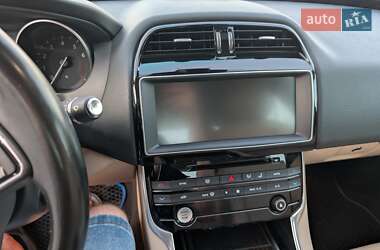 Седан Jaguar XE 2016 в 