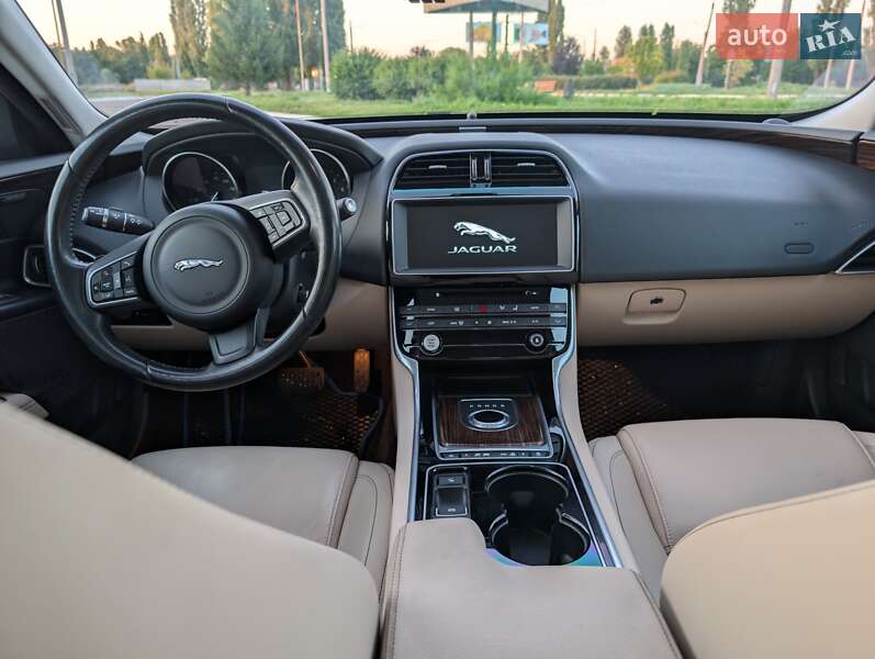 Седан Jaguar XE 2016 в Кременчуге