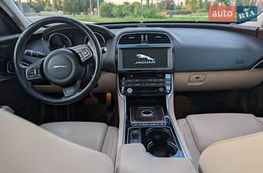 Седан Jaguar XE 2016 в 