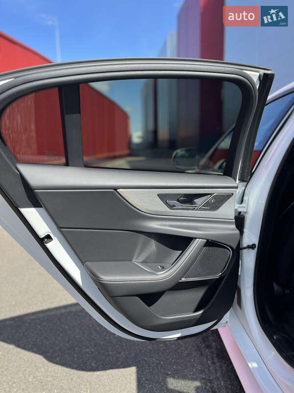 Седан Jaguar XE 2020 в Киеве