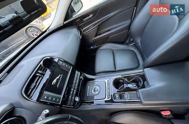 Седан Jaguar XE 2017 в 