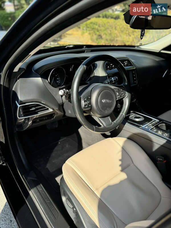 Седан Jaguar XE 2016 в Киеве