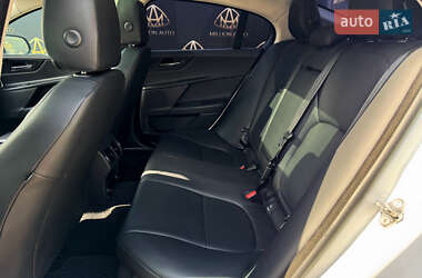 Седан Jaguar XE 2019 в 