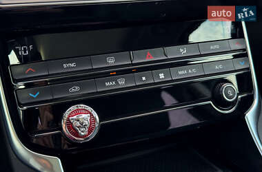 Седан Jaguar XE 2019 в 