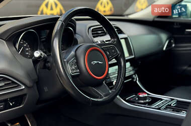 Седан Jaguar XE 2019 в 