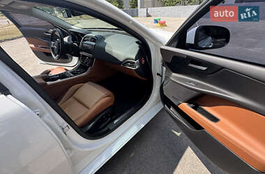 Седан Jaguar XE 2016 в 