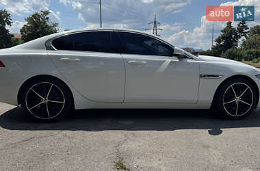 Седан Jaguar XE 2016 в 