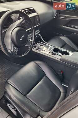 Седан Jaguar XE 2016 в 