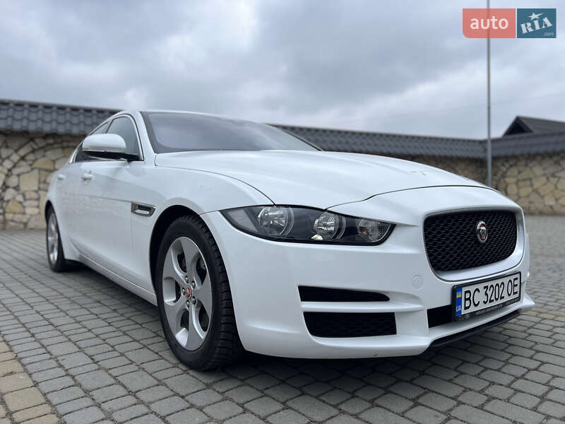 Седан Jaguar XE 2016 в Львове