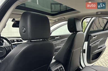 Седан Jaguar XE 2016 в 