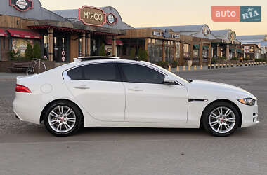 Седан Jaguar XE 2016 в 