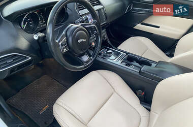 Седан Jaguar XE 2016 в 