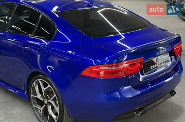 Седан Jaguar XE 2016 в 