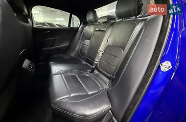 Седан Jaguar XE 2016 в 