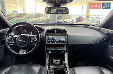 Седан Jaguar XE 2016 в 