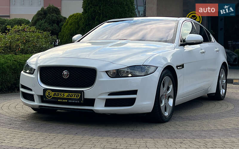 Седан Jaguar XE 2016 в Львові
