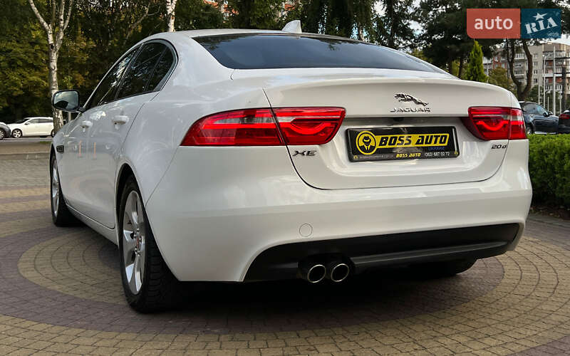 Седан Jaguar XE 2016 в Львові