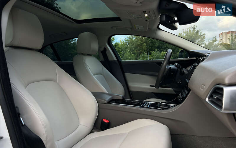 Седан Jaguar XE 2016 в Львові