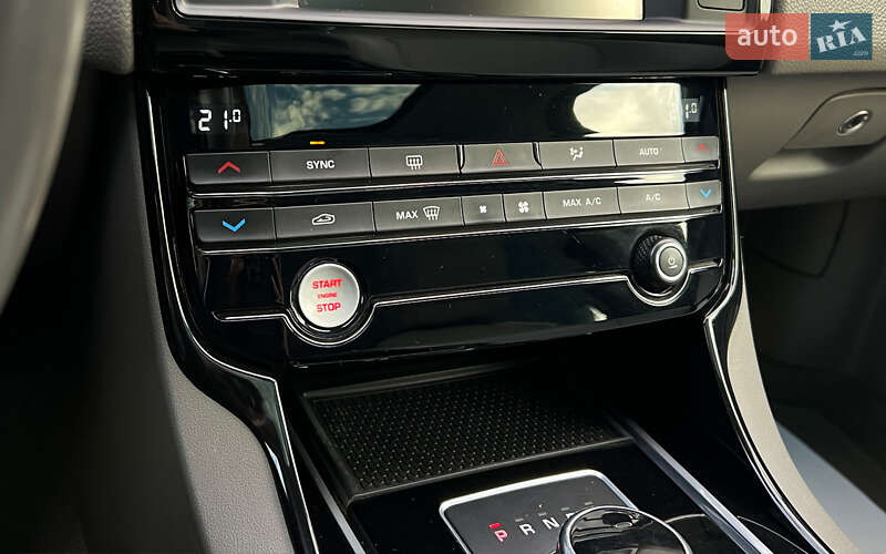 Седан Jaguar XE 2016 в Львові