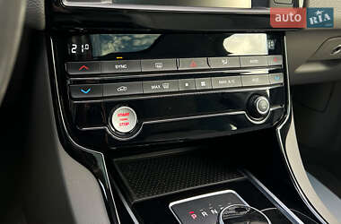 Седан Jaguar XE 2016 в 