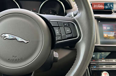 Седан Jaguar XE 2016 в 