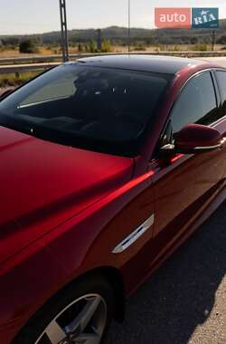 Седан Jaguar XE 2015 в 