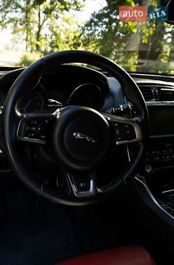 Седан Jaguar XE 2015 в 