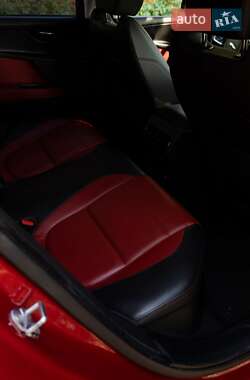 Седан Jaguar XE 2015 в 