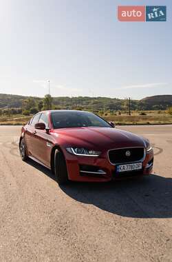 Седан Jaguar XE 2015 в 