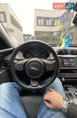 Седан Jaguar XE 2016 в 