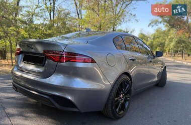 Седан Jaguar XE 2019 в 