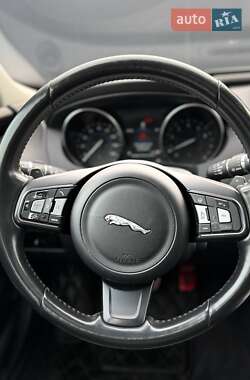 Седан Jaguar XE 2017 в 