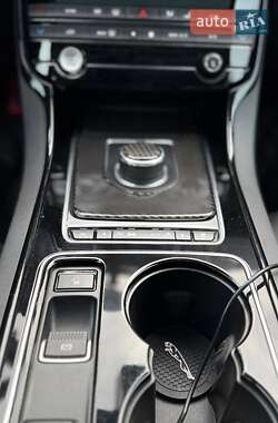 Седан Jaguar XE 2017 в 