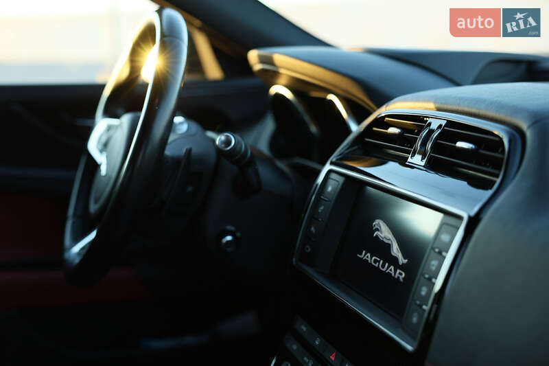 Седан Jaguar XE 2015 в Львове