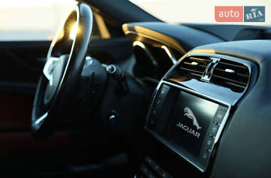 Седан Jaguar XE 2015 в 