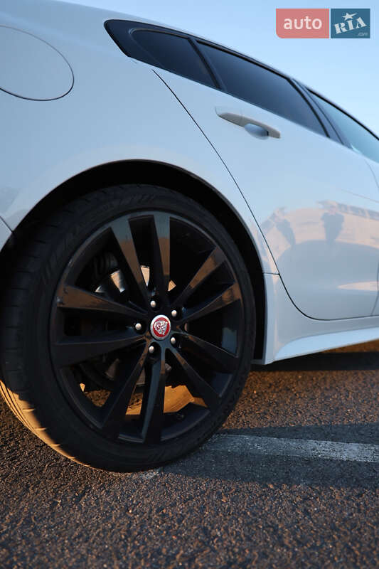 Седан Jaguar XE 2015 в Львове