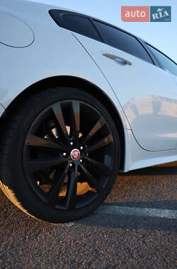 Седан Jaguar XE 2015 в 