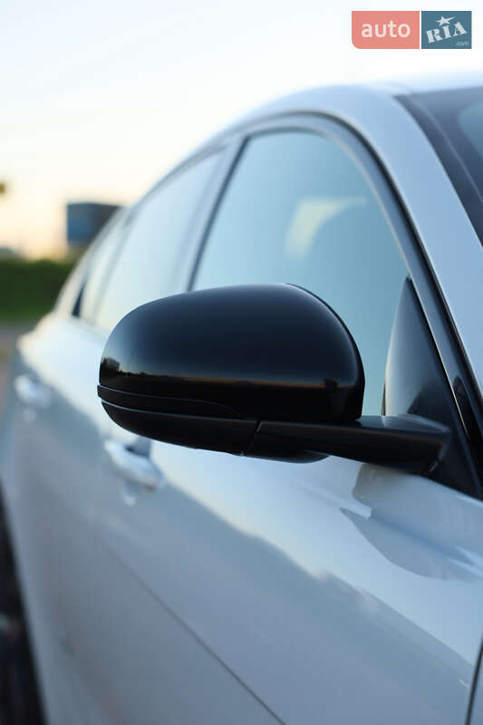 Седан Jaguar XE 2015 в Львове