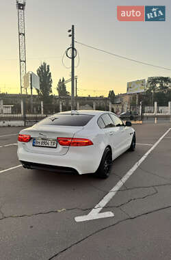 Седан Jaguar XE 2016 в 