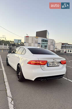 Седан Jaguar XE 2016 в 